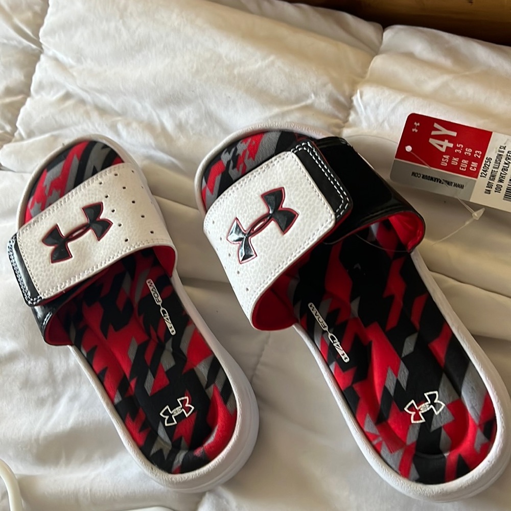 Under armor slides never worn tags still on